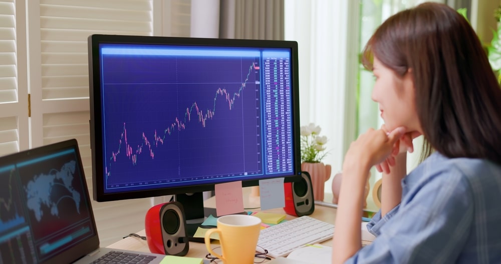 Asian,Woman,Has,Stock,Market,Or,Cryptocurrency,Investment,From,Home