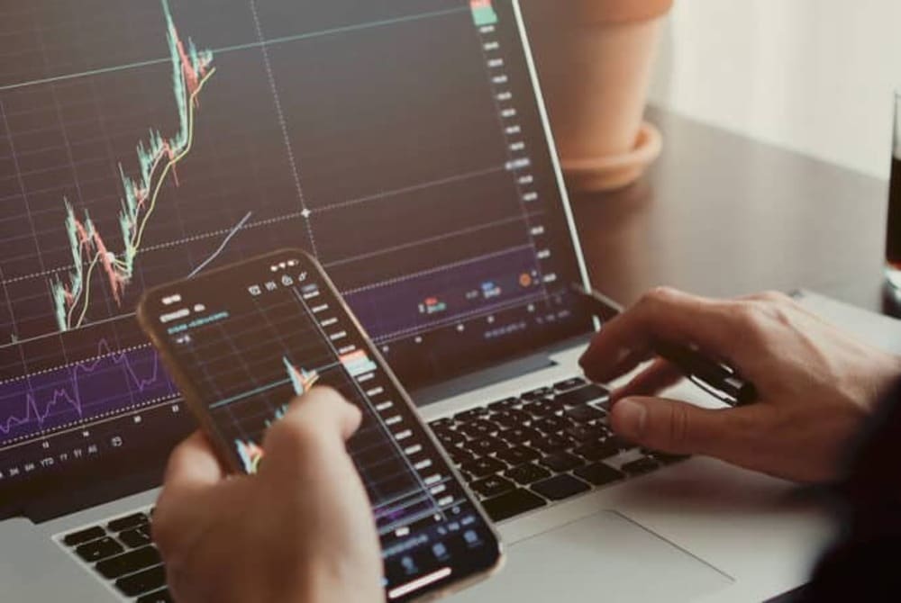 shutterstock_1926116006-8- crypto trading trader forex broker platform