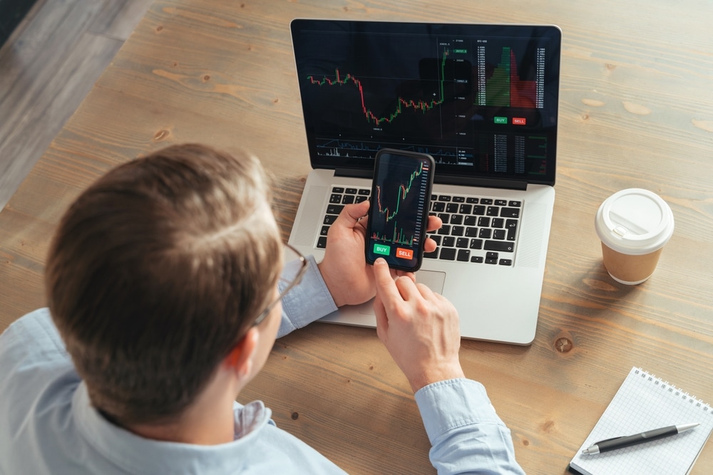 Over,Shoulder,Top,View,Of,Business,Man,Trader,Investor,Using