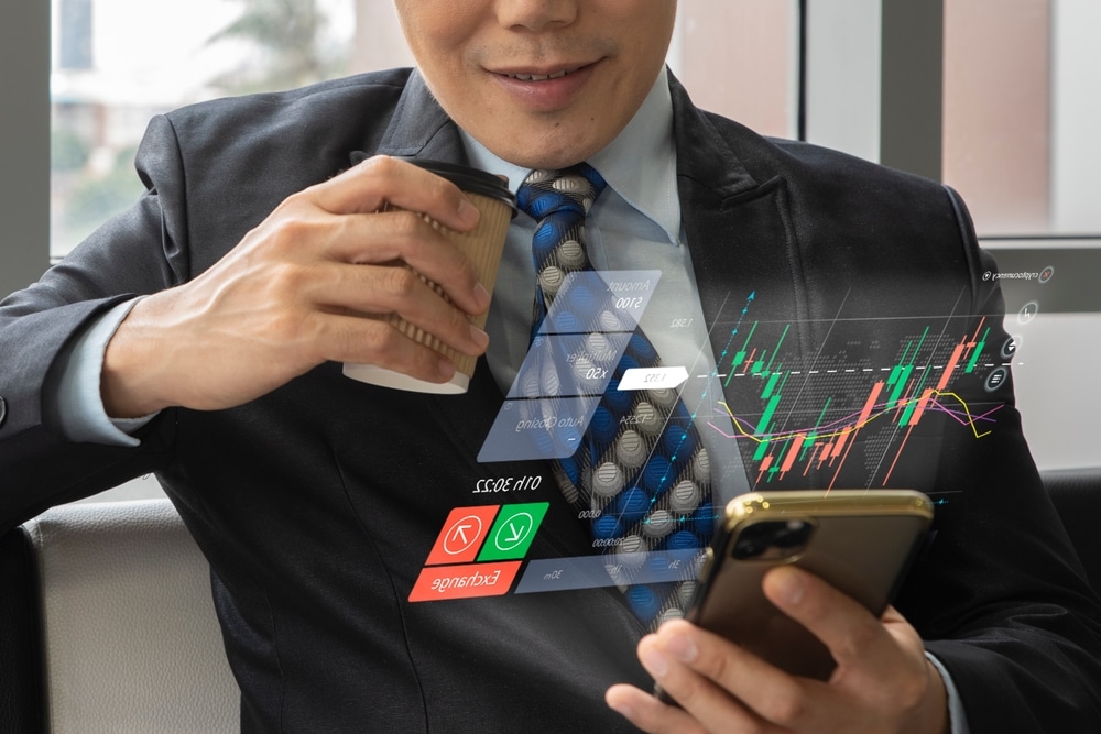 Young,Businessman,Use,Mobile,Phone,Streaming,Virtual,Business,Trading,Stock